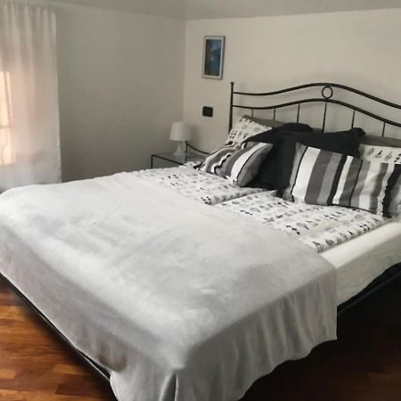 Antico Borgo Appartement Desenzano del Garda Buitenkant foto